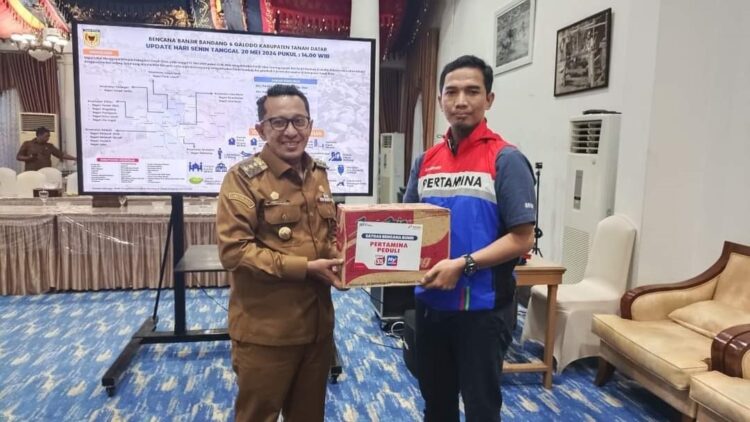 TERIMA BANTUAN— Bupati Tanah Datar Eka Putra, menerima bantuan yang diserahkan Corporate Secretary Hermansyah Y. Nasroen diwakili Sr. Officer Evaluation dan Budgeting KPI Nurhidayanto, di gedung Indo Jolito, Senin (20/5).