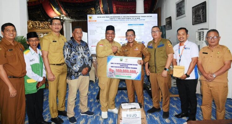 SERAHKAN—Bupati Padangpariaman Suhatri Bur bersama rombongan serahkan bantuan korban banjir lahar dingin di Kota Padangpanjang, Kabupaten Agam dan Kabupaten Tanah Datar.