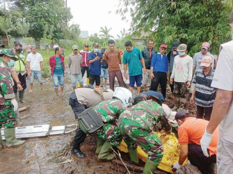 EVAKUASI— Tim gabungan mengevakuasi jenazah korban musibah banjir bandang
di kawasan Bukik Batubuah.