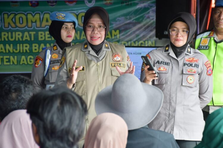 TRAUMA HEALING— Pakor Polwan RI, Brigjen Pol Dessy Andriani selaku tim Psikologi SSDM Polri memberikan trauma healing bagi warga terdampak bencana, di posko tanggap darurat Bukik Batabuah, Kabupaten Agam, Senin (20/5).