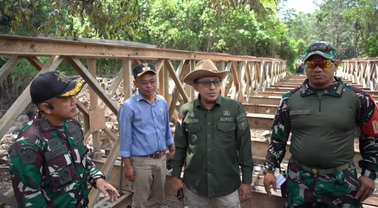 JEMBATAN BAILEY DIBANGUN— Bupati Tanahdatar Eka Putra melihat progres pembangunan jembatan bailey di Nagari Sungai Jambu.