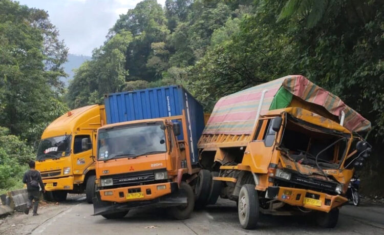 KECELAKAAN BERUNTUN— Kecelakaan beruntun melibatkan 4 truk terjadi di Panorama 2, Sitinjau Lauik, Kelurahan Indarung, Kecamatan Lubuk Kilangan,  Kota Padang, Selasa (28/5).