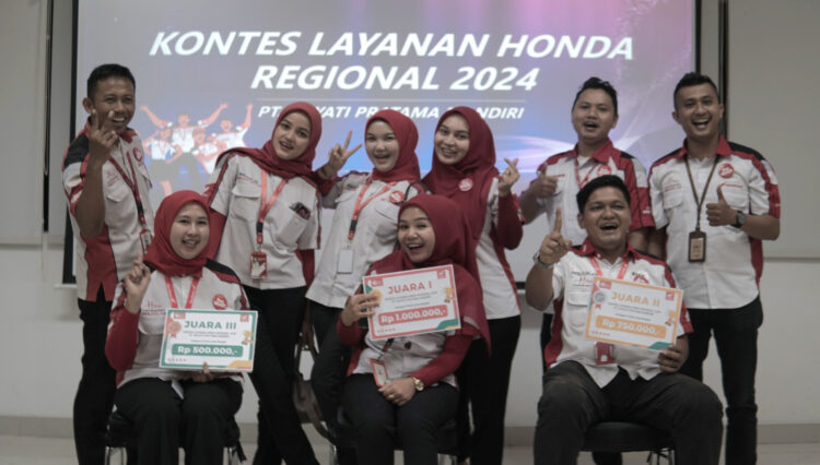 PEMENANG— Para pemenang Kontes Layanan Honda Regional Sumatera Barat yang telah berlangsung Seni hingga Rabu (6-8/5) yang lalu. Para pemenang berhak mewakili Main Dealer HPM melaju ke Kontes Layanan Honda tingkat Nasional di Jakarta yang akan dilaksanakan pada bulan Agustus tahun ini.