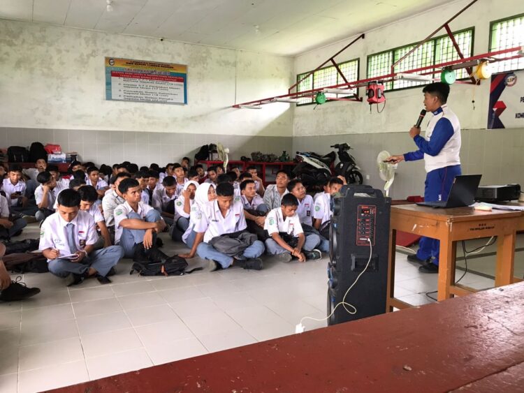 EDUKASI KESELAMATAN— Gandeng Dealer Harapan Motor Lubuk Basung, PT. HPM menggelar edukasi keselamatan berkendara di SMK N 1 Lubuk basung, Rabu (8/5).