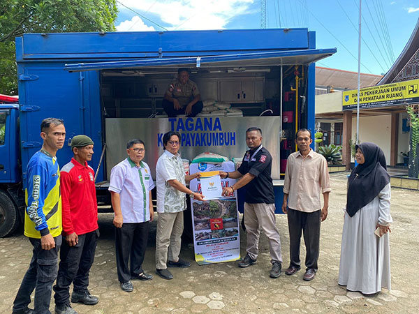 SERAHKAN— Ketua Baznas Kota Payakumbuh Edi Kusmana saat menyerahkan dapur umum untuk bencana Galodo Tanah Datar.