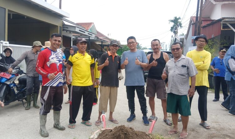 PADANG BAGORO— Wali Kota Padang sisa masa jabatan 2019–2024, Hendri Septa berfoto bersama dengan Ketua RT 04, Riko Fernandes dan warga Kompleks Perumahan Jabal Rahmah, saat menghadiri kegiatan Padang Bergoro, Minggu (26/5) pagi.