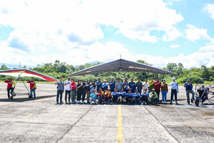 LATIHAN BERSAMA— Atlet FASI Sumbar menggelar latihan di Taxiway Bravo Lanud Sutan Sjahrir, Padang yang disaksikan langsung oleh Ketua FASI Sumbar, Danlanud Sutan Sjahrir Kolonel Nav Sani Salman Nuryadin, Sabtu (11/5).