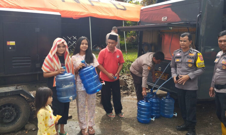 AIR BERSIH— Masyarakat yang terdampak banjir mengambil air bersih di  Mobil Sistem Water Treatment
yang disediakan Polda Sumbar.