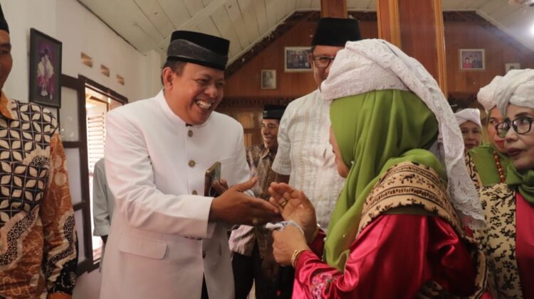 BERSAMA—YB. Dt. Parmato Alam bersama bundo kanduang dalam acara prosesi mancari laki di Kenagarian Payobasuang.