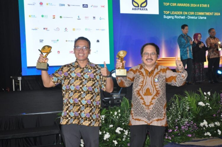 TERIMA PENGKARHAAN-(ki-ka) Dani Alhyar, Head of Corporate Communications & CSR Smartfren bersama Merza Fachys, President Director Smartfren mewakili penerimaan TOP CSR Awards 2024 untuk Smartfren di Jakarta.