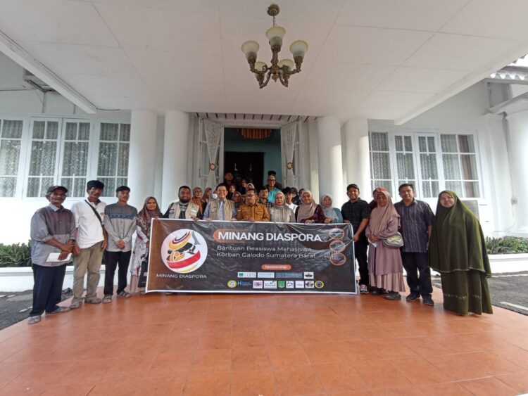 Minang Diaspora foto bersama Bupati Eka Putra dan Prof Pasli Jalal. (chandra antoni)