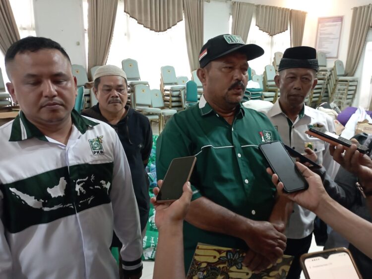 Ketua DPC Tanahdatar Indra Gunalan serahkan 500 paket sembako pada Kadis Sosial Afrizon. (chandra antoni)