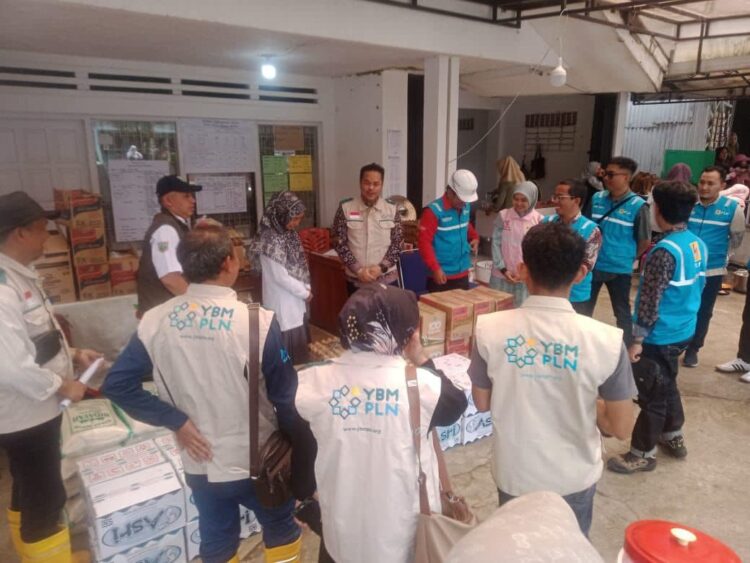 DAPUR UMUM— Sejumlah petugas dan relawan berada di dapur umum dan menerima bantuan untuk selanjutnya disalurkan kepada korban galado dan banjir bandang lahar dingin Marapi.