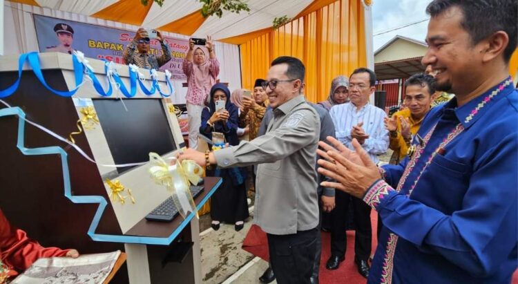 Bupati Eka Putra Launching SIMPONI di Ujung Jari, di Nagari Tanjung Sungayang. (chandra antoni)