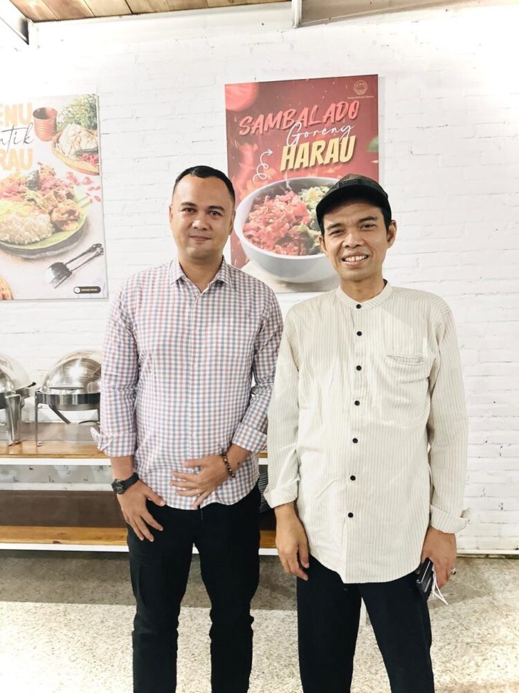 BERSAMA—Bupati Benny bersama Ustadz Abdul Somad (UAS) di salah satu Cafe di Payakumbuh, Minggu (12/5).