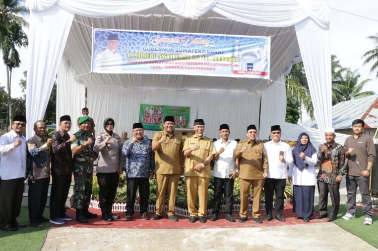 FOTO BERSAMA— Gubernur Sumbar Mahyeldi usai peletakan batju pertama bersama sekda foto bersama.