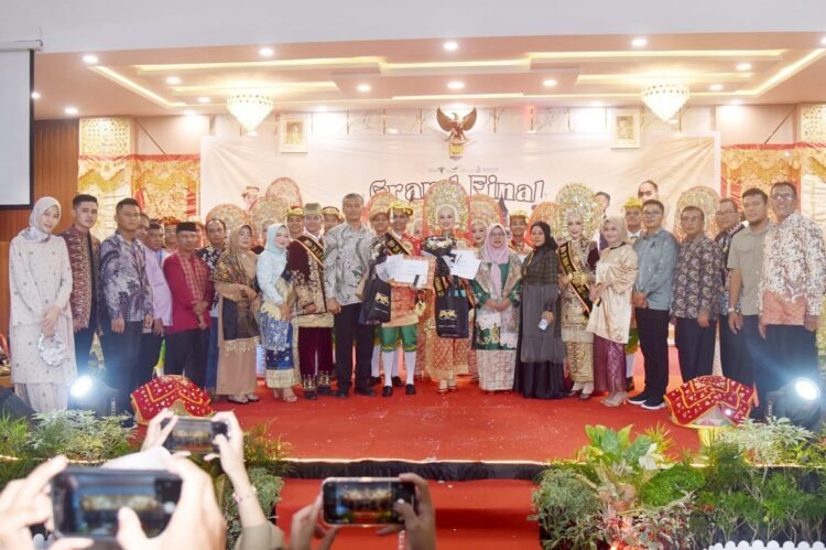 FOTO BERSAMA—Pj  Wali Kota Pariaman Roberia berfoto bersama dengan para pemenang CuCa 2024.