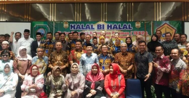 hadiri—Bupati Pasaman Sabar AS hadiri halal bihalal Ikatan Keluarga Kabupaten Pasaman (IKKP) Jabodetabek, Banten, Purwakarta di Ball room Graha Artha Madani Kalimalang Bekasi.