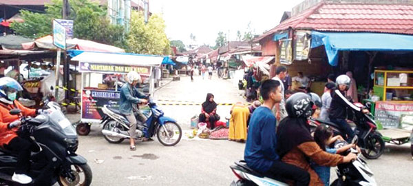 SUDAH BISA DILALUI— Jalan rusak di  Pasar Lubuk Buaya, Kecamatan Koto Tangah, mulai Senin (27/5) sudah bisa dilalui. Sebelumnya, Pj Wako Andree Algamar melakukan peninjauan jalan dan meminta Dinas PUPR segera memperbaiki jalan tersebut.