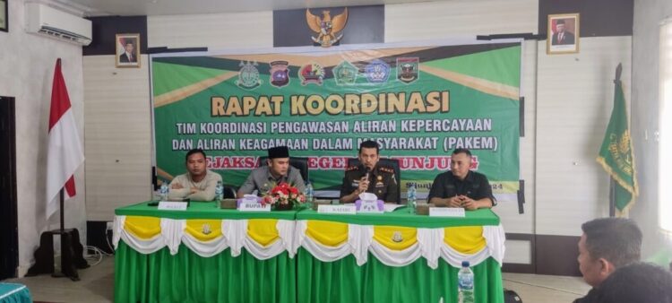 SAMBUTAN—Kepala Kejaksaan Negeri (Kajari) Sijunjung, Adi Nuryadin Sucipto, berikan sambutan usai dibuka acara.