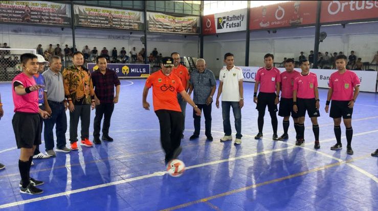 TENDANG BOLA— Gubernur Sumbar Mahyeldi melakukan tendangan bola pertama pertanda di mulainya  LFN Sumbar tahun 2024, Sabtu (25/5).