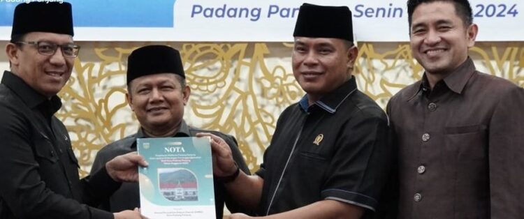 SERAHKAN NOTA PENJELASAN LKPJ— Pj Wali Kota, Sonny Budaya Putra, serahkan Nota Penjelasan Wali Kota Padang Panjang atas Laporan Keterangan Pertanggungjawaban (LKPj) Wali Kota Tahun 2023 pada Rapat Paripurna, di Ruang Sidang DPRD, Senin (6/5).