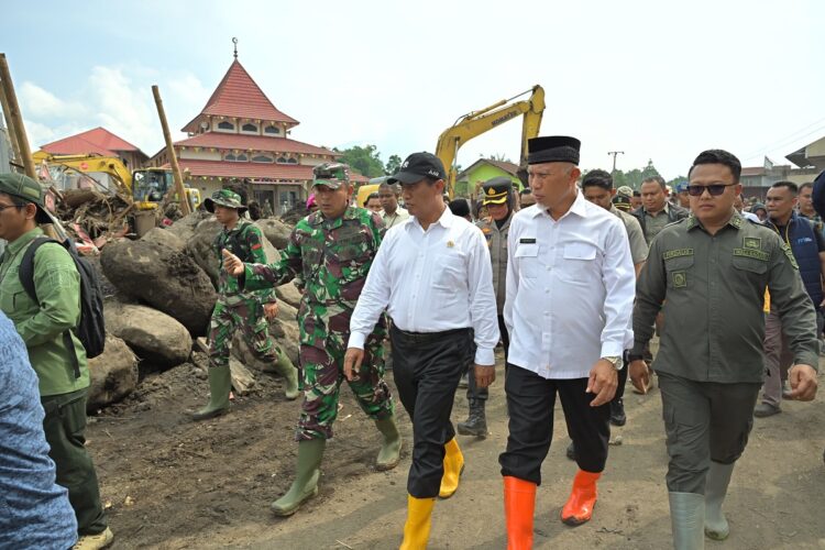 DAMPINGI MENTAN— Gubernur Mahyeldi saat mendampingi Mentan Amran Sulaiman saat mengunjungi lokasi bencana di Bukik Batabuah, Agam, Sabtu (18/5).