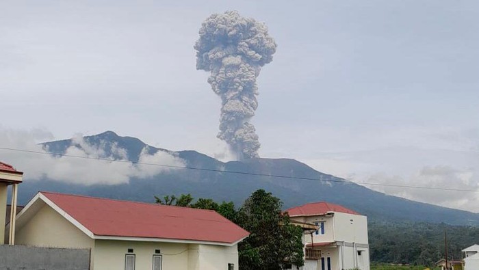 ERUPSI— Gunung Marapi mengeluarkan abu vulkanik saat erupsi, Kamis (30/5).