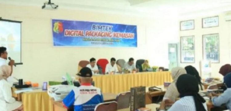 SOSIALISASI— DPKUKM Kota Solok menggelar sosalisasi cara pengemasan serta branding produk menggunakan media digitalisasi, Kamis (9/5).