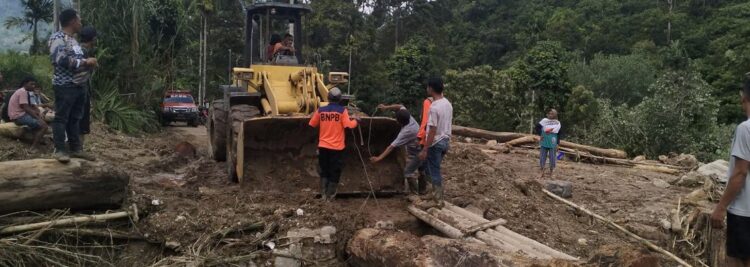 BERSIHKAN MATERIAL LONGSOR— Pemkab Solok Selatan bersama pihak terkait membersihkan material longsor bersama masyarakat di Jorong Sungai Kalu 2, Nagari Pakan Rabaa Utara, Kecamatan Koto Parik Gadang Diateh.