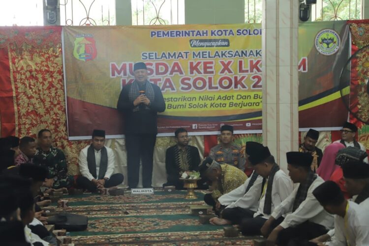 SAMBUTAN—Wali Kota Solok H. Zul Elfian Umar saat berikan sambutan pada acara   Lokakarya/Musyawarah Daerah ke X Lembaga Kerapatan Adat Alam Minangkabau Kota Solok Tahun 2024, bertempat di Masjid Raya Lubuk Sikarah.