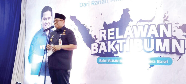 RELAWAN BAKTI BUMN— Pj. Wali Kota Padang Andree Algamar memberi sambutan saat kegiatan Relawan Bakti BUMN itu berada di Kecamatan Kuranji.