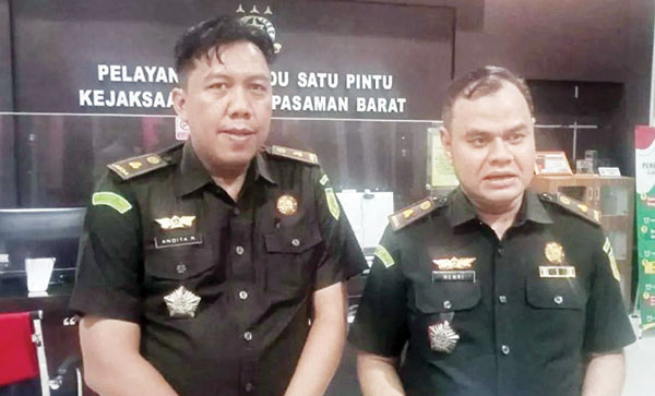 KETERANGAN PERS— Kasi Intel Henri Setiawan, didampingi Kasi Pidana Khusus Andita memberikan keterangan pers terkait penahanan mantan direktur PDAM Tirta Gemilang Pasbar.