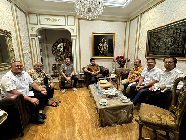 DUDUK BERSAMA— Ketua Majelis Syuro DPP PKS Salim Segaf Al-Jufri dengan Sekretaris Jenderal (Sekjen) Gerindra Ahmad Muzani duduk bersama Ketua DPD Gerindra Sumbar Andre Rosiade, Ketua DPP Gerindra Vasco Ruseimy dan Ketua DPC Gerindra Bukittinggi yang juga Wali Kota Bukittinggi Erman Safar.