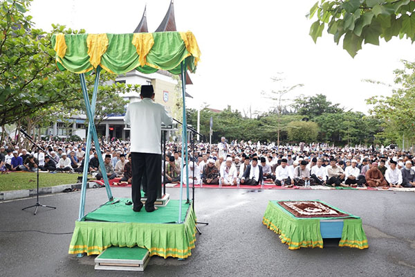 DIPADATI JAMAAH— Ribuan jamaah shalat Idul Adha memenuhi lapangan Balai Kota Payakumbuh, Senin (17/6) pagi.