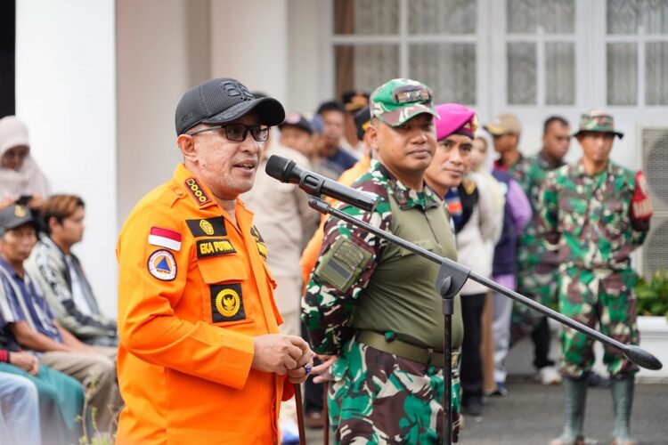 MASA TANGGAP DARURAT BERAKHIR— Bupati Tanah Datar Eka Putra, SE, MM memberikan sambutan saat memimpin apel penutupan masa tanggap darurat di halaman depan gedung Indojolito Batusangkar, Sabtu (8/6).