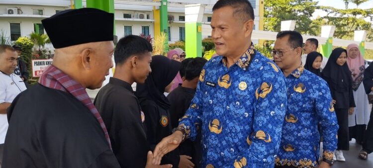 PELEPASAN ATLET— Sekda Limapuluh Kota Herman Azmar, melepas 14 pesilat yang akan bertanding di Kota Pekanbaru, Provinsi Riau.