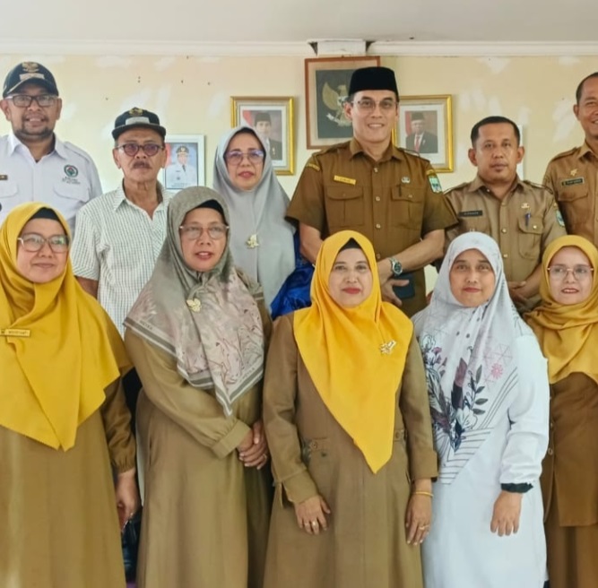 BERSAMA—Kadis pendidikan bersama guru guru TK dan Walinagari saat acara perubahan status.