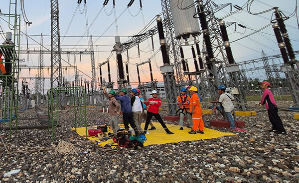 memulihkan--PT PLN (Persero) terus bergerak memulihkan gangguan kelistrikan yang terjadi pada jaringan transmisi di Sumatera bagian selatan secara bertahap.