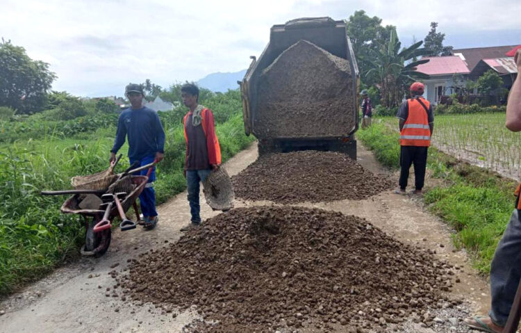 PERBAIKAN JALAN— Proses perbaikan jalan di Kelurahan Koronggadang, Kecamatan Kuranji, Senin (3/6).