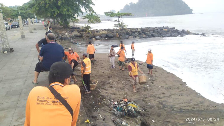 PEMBERSIHAN SAMPAH— Personil kebersihan dari DLH Kota Padang, melakukan pembersihan sampah yang menumpuk di kawasan Pantai Padang, Senin (3/6).