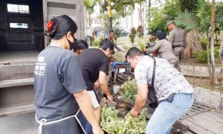 PENERTIBAN PEDAGANG— Petugas Satpol PP Kota Padang membongkar lapak-lapak pedagang yang berada di Taman Kota dan alun-alun kawasan Siteba, Kecamatan Nanggalo, Selasa (4/6).