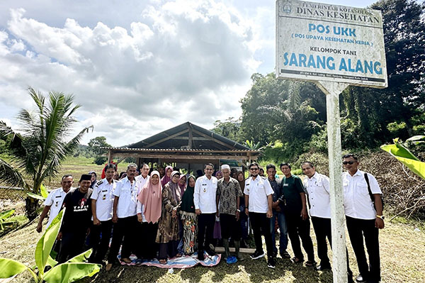 bersilaturahmi —
Wakil Wali Kota Solok, Ramadhani Kirana Putra, bersilaturahmi dengan Pengurus dan Anggota Kelompok Tani Sarang Alang, Kelurahan Laing, Kecamatan Tanjung Harapan,
Rabu (19/6).