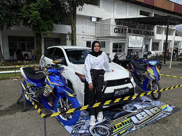 MODIFIKASI— Salah seorang peserta kontes modifikasi mobil dan truk, Minggu (23/6).