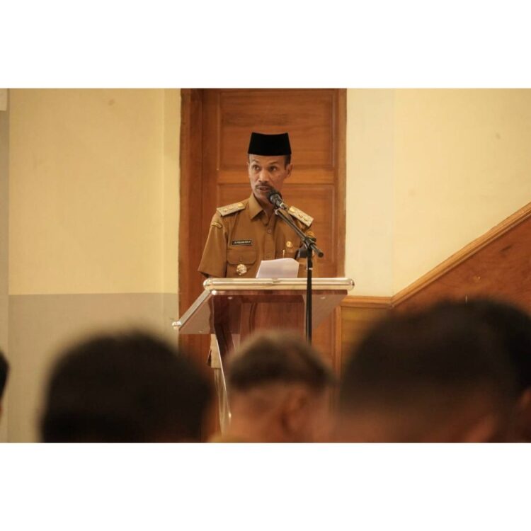 SAMBUTAN—Wakil Bupati Solok Selatan H. Yulian Efi  memberikan sambutan saat pembukaan Konsultasi Publik ke-II dalam rangka Pembuatan dan Pelaksanaan Kajian Lingkungan Hidup Strategis.