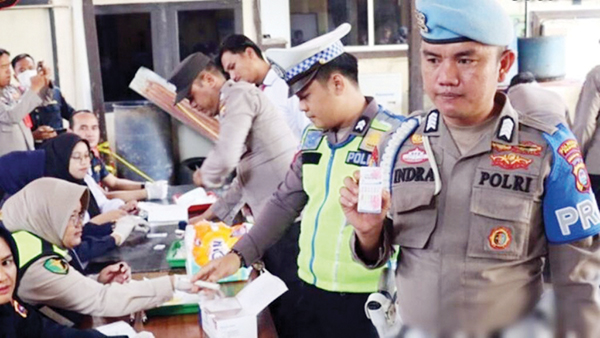 PEMERIKSAAN TES URINE— Personel Polresta Padang melakukan tes urine, Senin (3/6), yang dilakukan dan diawasi Bidang Profesi dan Pengamanan (Bidpropam) Polda Sumbar dalam rangka Penegakan Ketertiban dan Disiplin (Gaktiblin) terhadap personel di Polresta Padang.