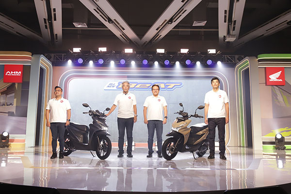 MOTOR BARU— Marketing Director AHM, Octavianus Dwi, President Director AHM, Susumu Mitsuishi, Executive Vice President Director AHM, Thomas Wijaya dan Marketing Director AHM- Naoki Kajino memperkenalkan All New Honda BeAT di AHM Safety Riding Park (3/6).