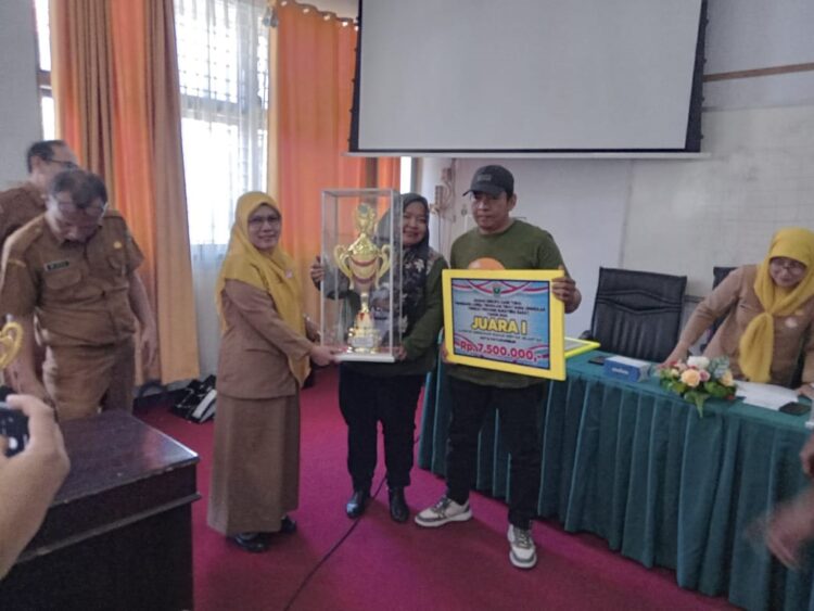 TERIMA PENGHARGAAN— Afriandi penggagas Komba Milea menerima penghargaan usai keluarga sebagai juara dalam lomba TTGU tingkat Provinsi Sumbar.