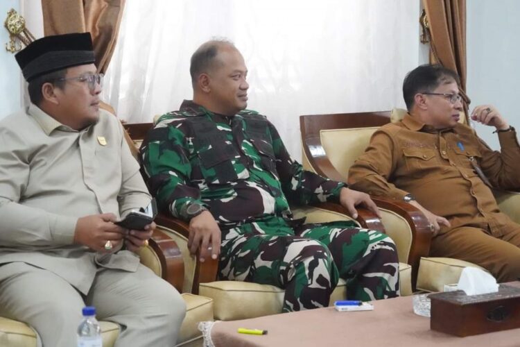 BERSAMA— Ketua DPRD Tanahdatar  Roni Mulyadi bersama Dandim 0307 Tanah Datar Letkol Inf. Agus Priyo Pujo Sumedi, saat menyampbut kedatangan Komisioner KPAI.