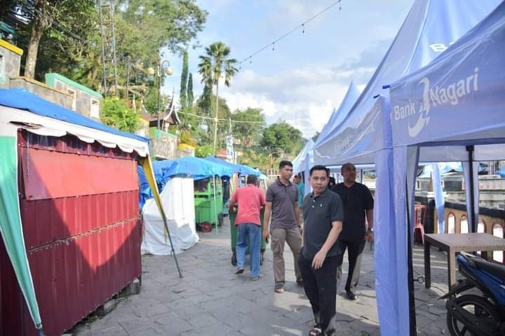 TINJAU—Penjabat (Pj) Wali Kota Sawahlunto Fauzan Hasan tinjau proses pemasangan tenda dan fasilitas berdagang di bawah SMP Negeri 1 Sawahlunto.